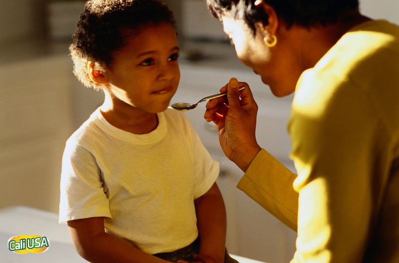 Cho trẻ uống thuốc đúng giờ giấc, liều lượng theo chỉ dẫn giúp trẻ cải thiện tình trạng bệnh