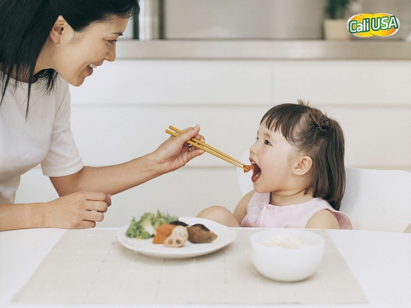 Không nhai kỹ thức ăn trước khi nuốt là tình trạng ở hầu hết trẻ nhỏ